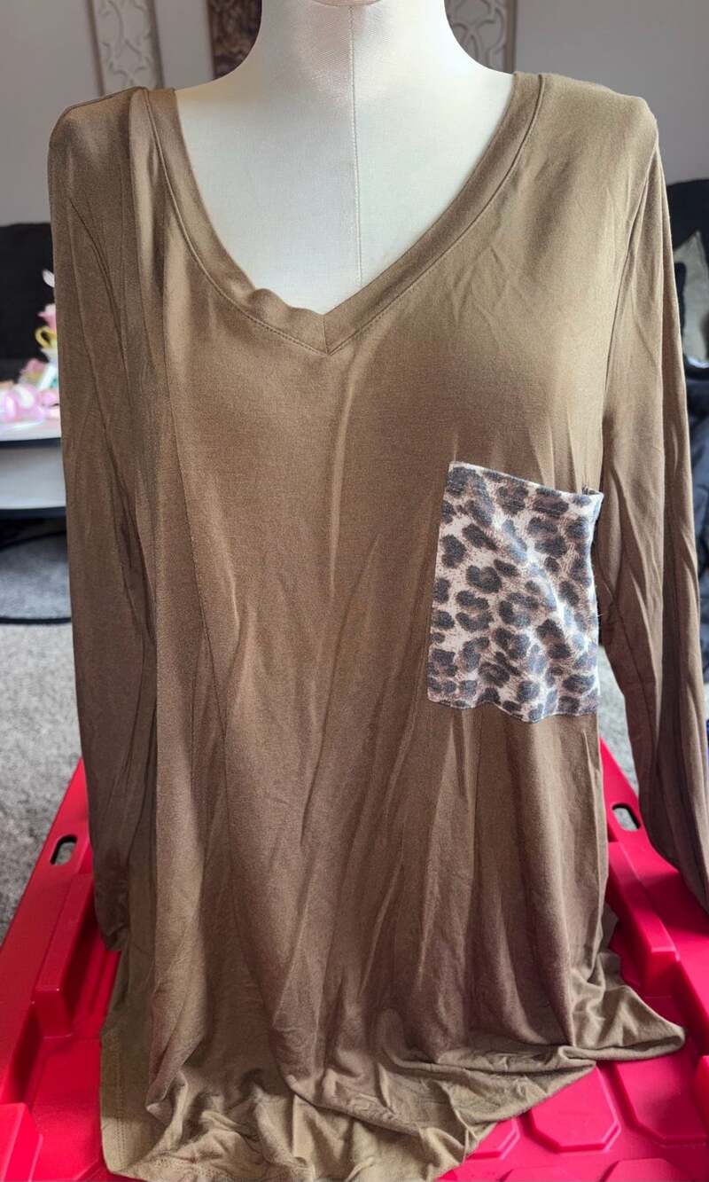 Zenana Long sleeve v-neck leopard pocket top